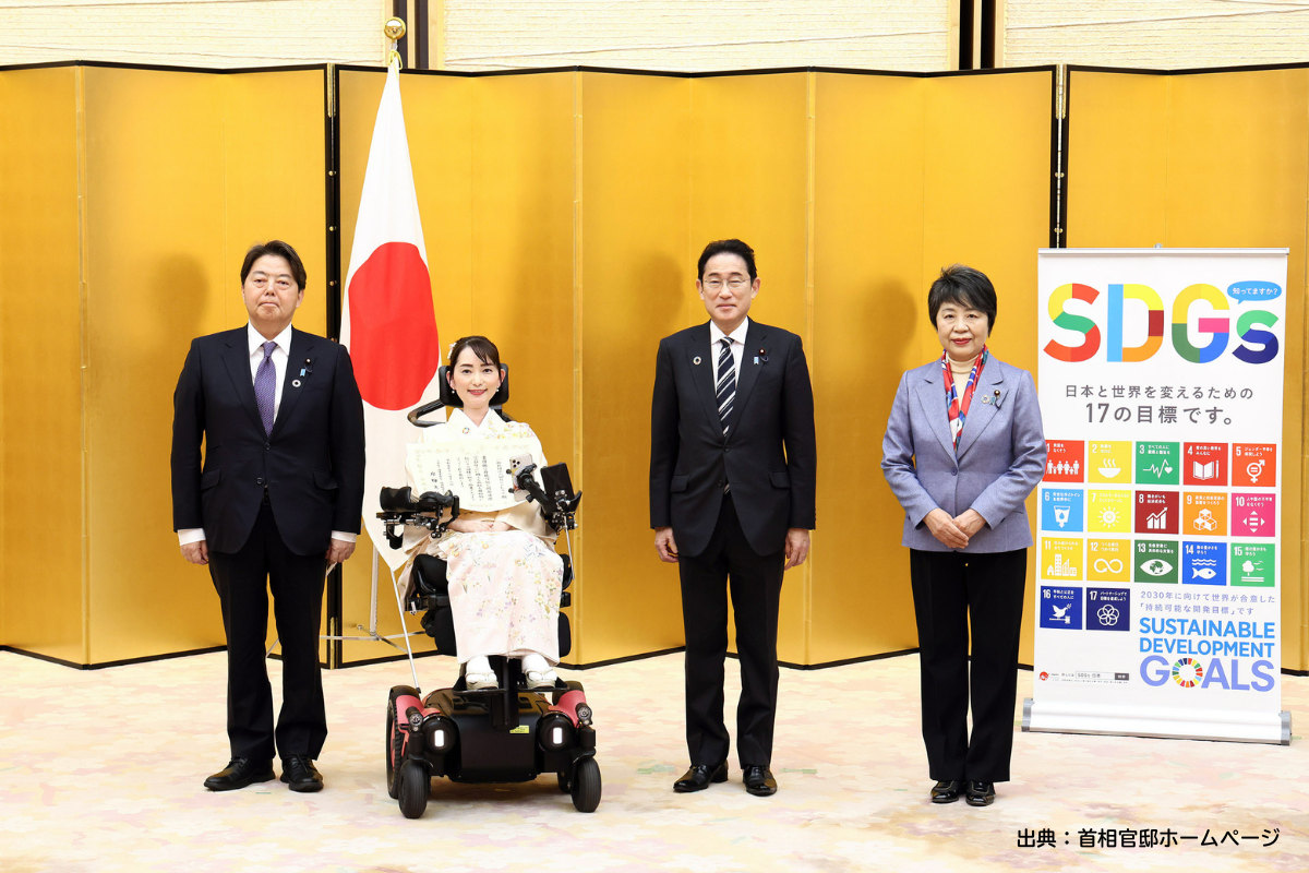 ジャパンSDGsアワード表彰式で、SDGsのパネルの横に並ぶ代表・織田友理子と政府関係者(出典:首相官邸ホームページ)