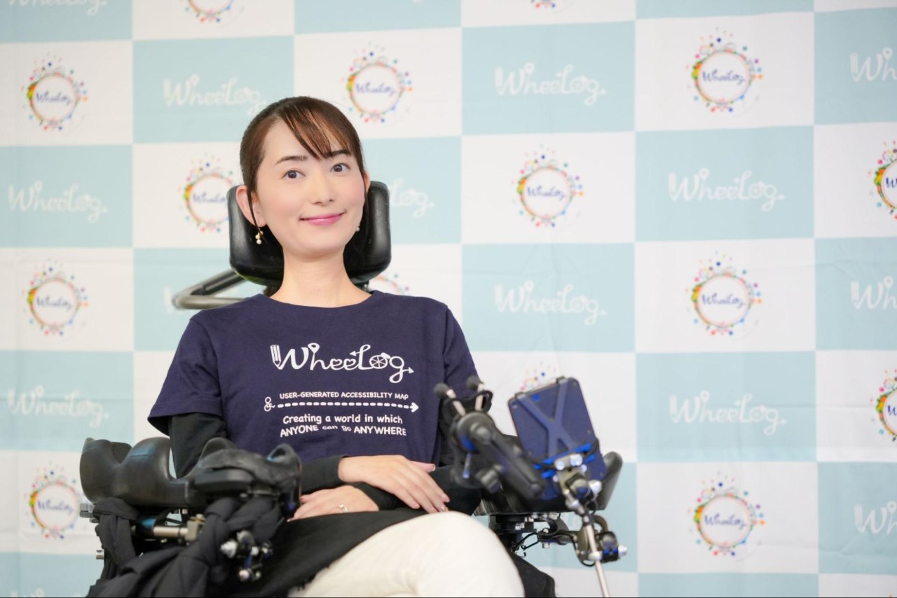 WheeLog!のTシャツを着て車いすに座る代表・織田友理子
