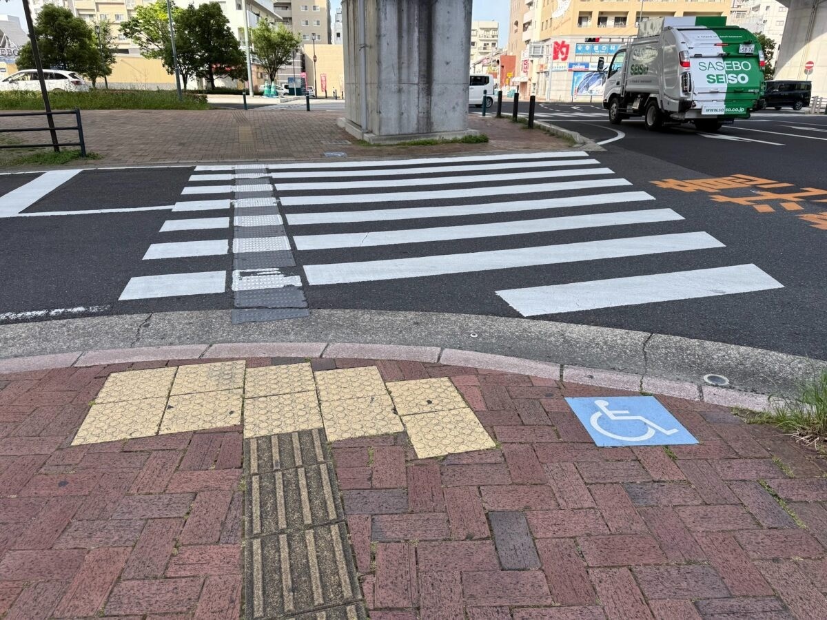 【視察レポート】車いすも視覚障害者も歩きやすい佐世保市のバリアフリー歩道
